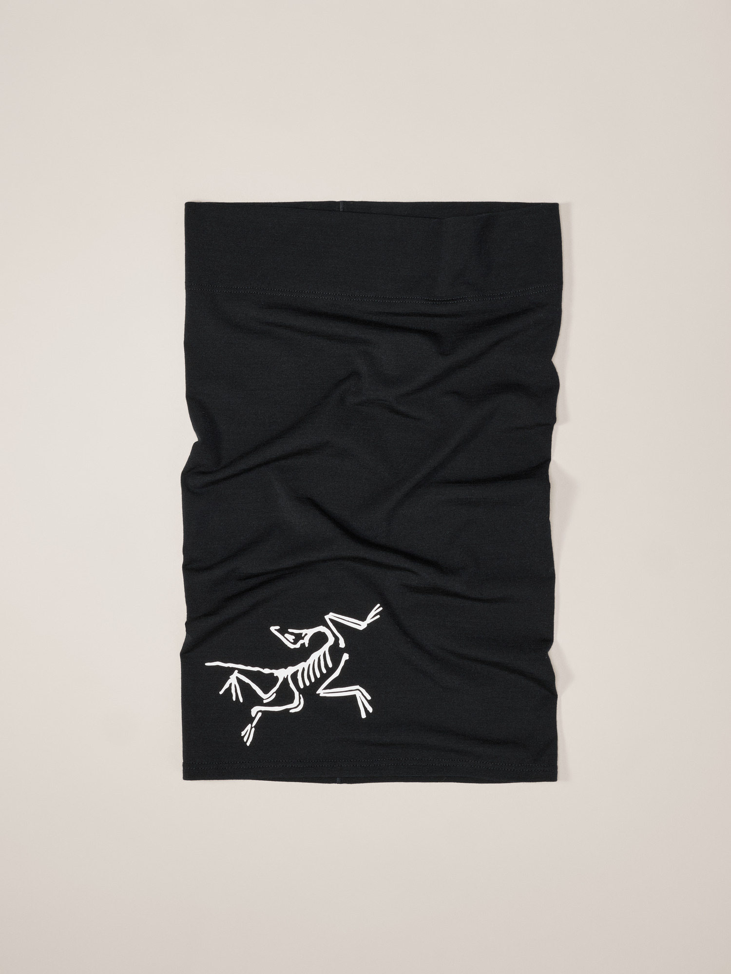 F25-X000009937-Satoro-Merino-Neck-Gaiter-Black-Arctic-Silk-Front